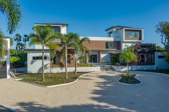 Spacious villa retreat with private pool, rooftop deck, kayaks, and pet-friendly perks - Image 1