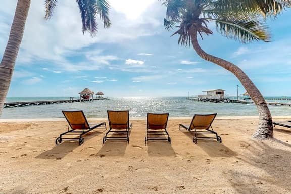 Ocean-view apartment in a beachfront resort with shared pool, WiFi & partial AC - Image 1