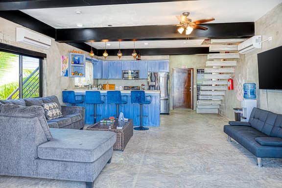 Oceanfront villa w inviting pool, breathtaking views, tranquil surroundings - Image 1