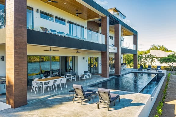 Luxurious villa with infinity pool, rooftop deck, kayaks & lagoon views - Image 1