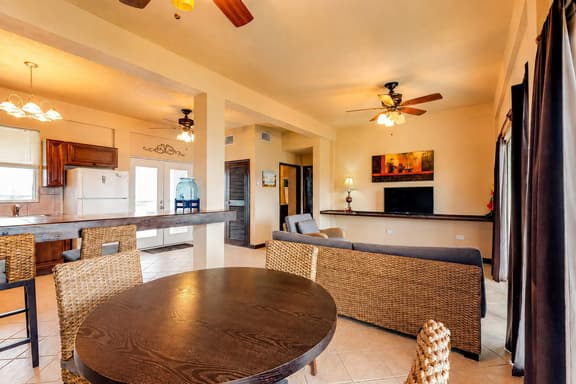 Apartment with WiFi, AC & shared outdoor pool - walk to the beach - Image 1